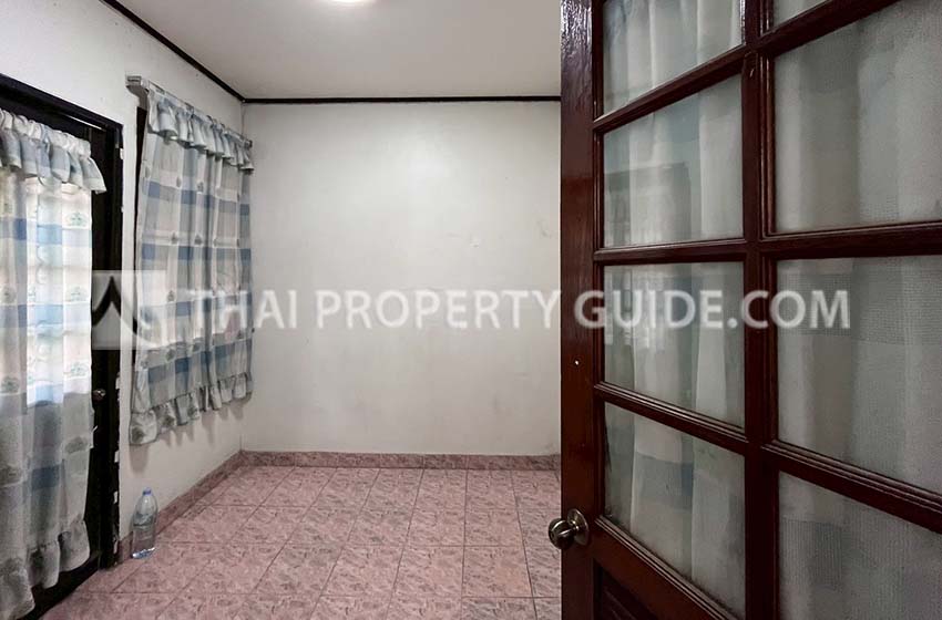 House with Shared Pool in Srinakarin 